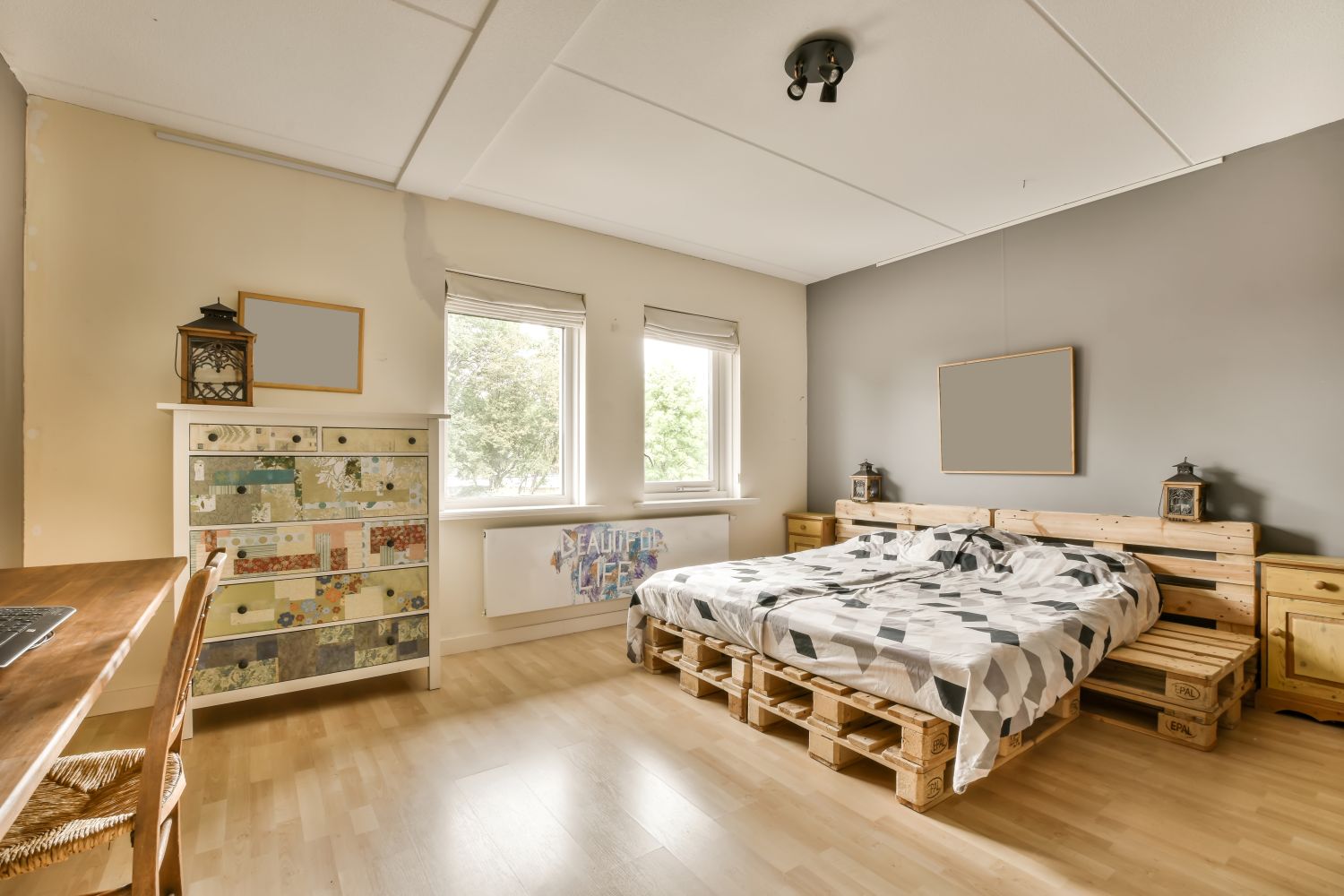 Bedroom decoration using wooden pallets
